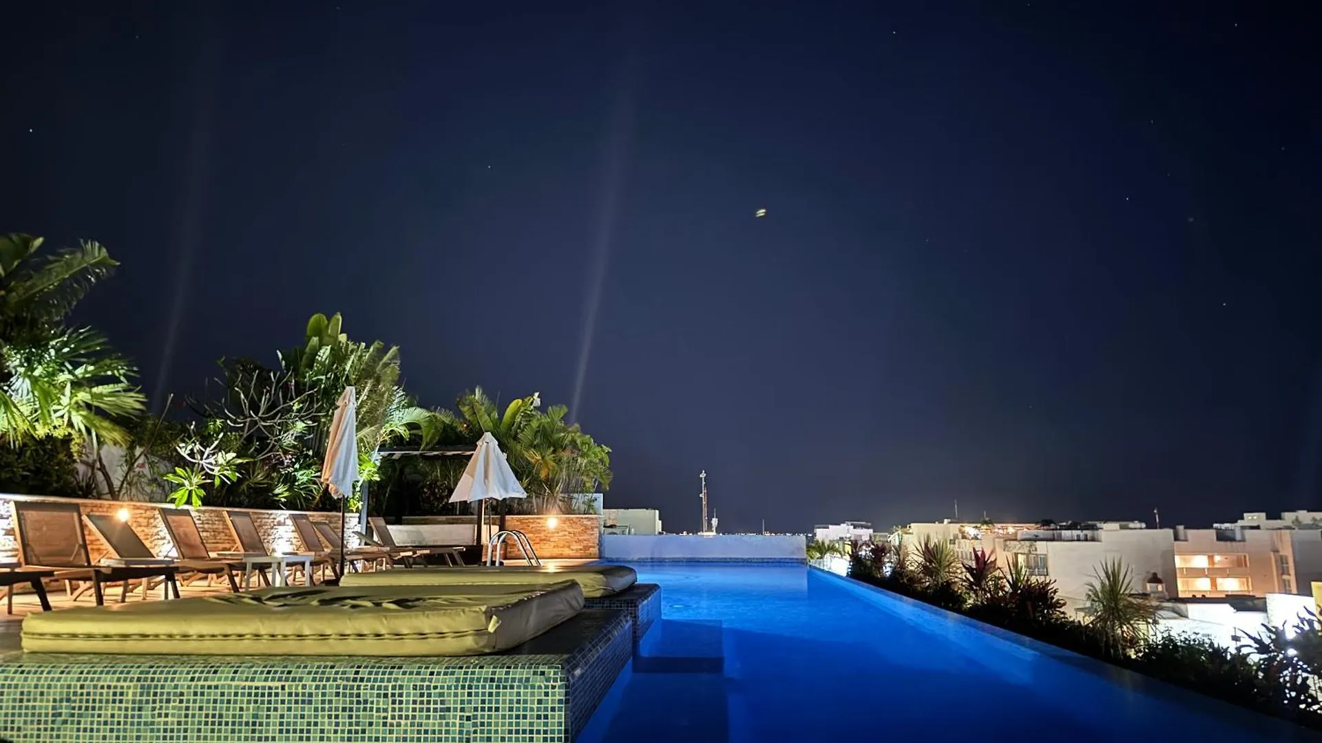 Lux Condo Center- Rooftop Sea View-Fast Wi-Fi Playa del Carmen Apartment