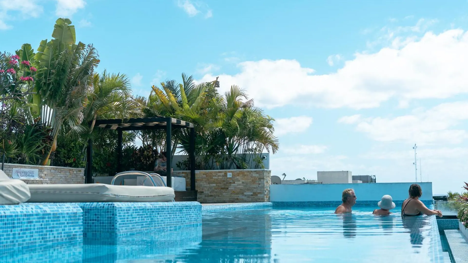 Lux Condo Center- Rooftop Sea View-Fast Wi-Fi contacts